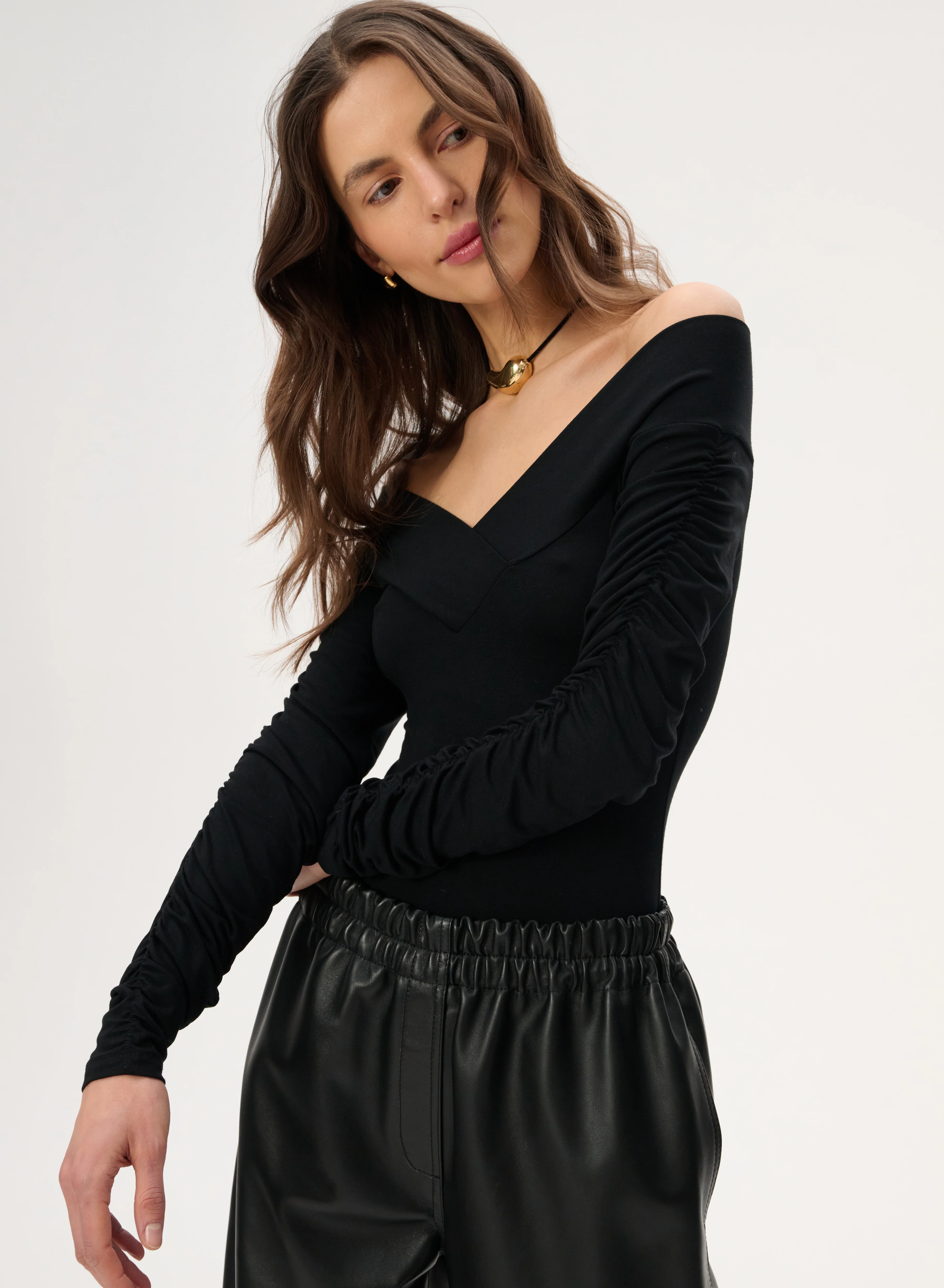 Body off-shoulder z bambusowej tkaniny w kolorze czarnym - Sophie - Image 5