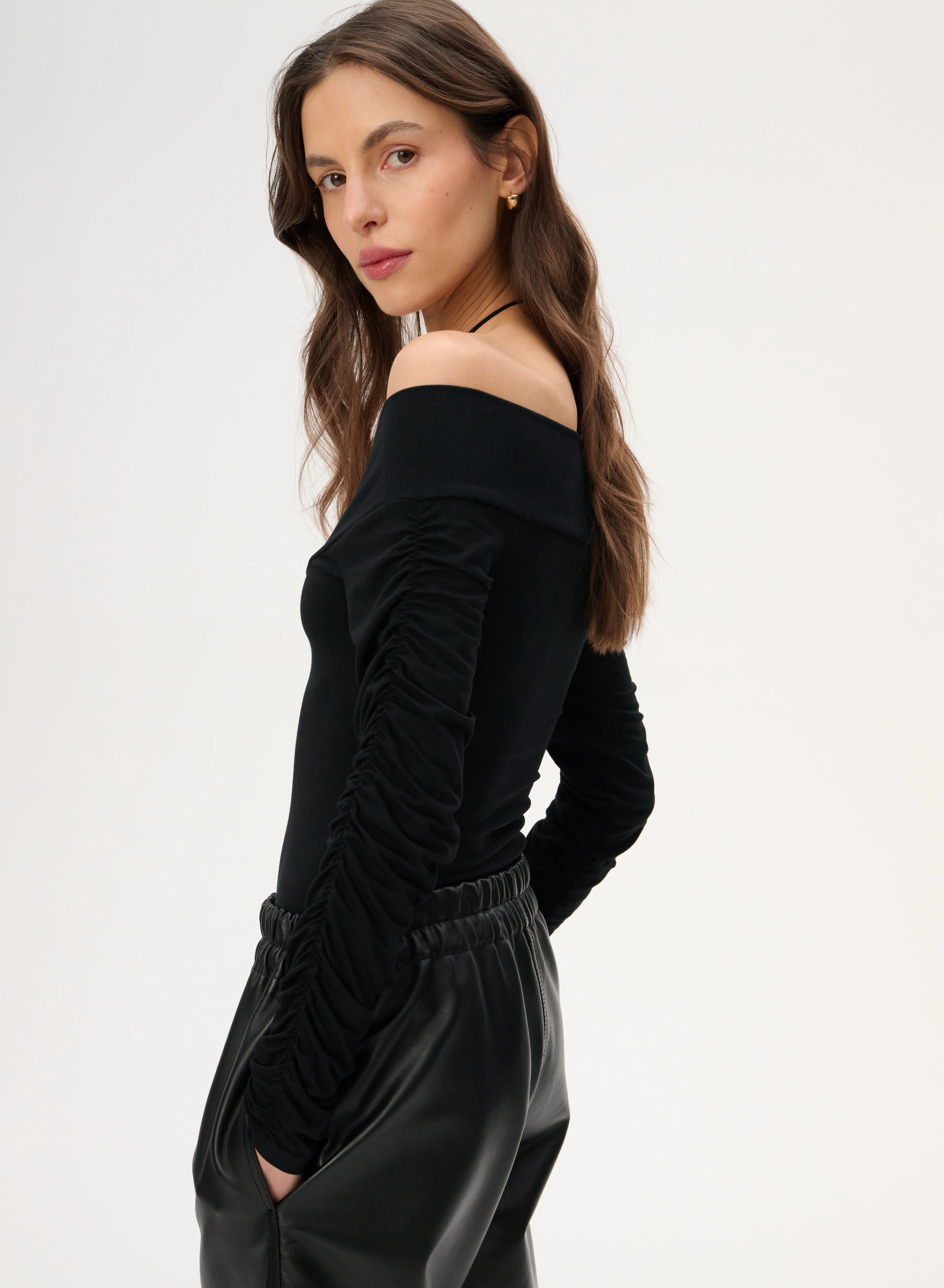 Body off-shoulder z bambusowej tkaniny w kolorze czarnym - Sophie - Image 6