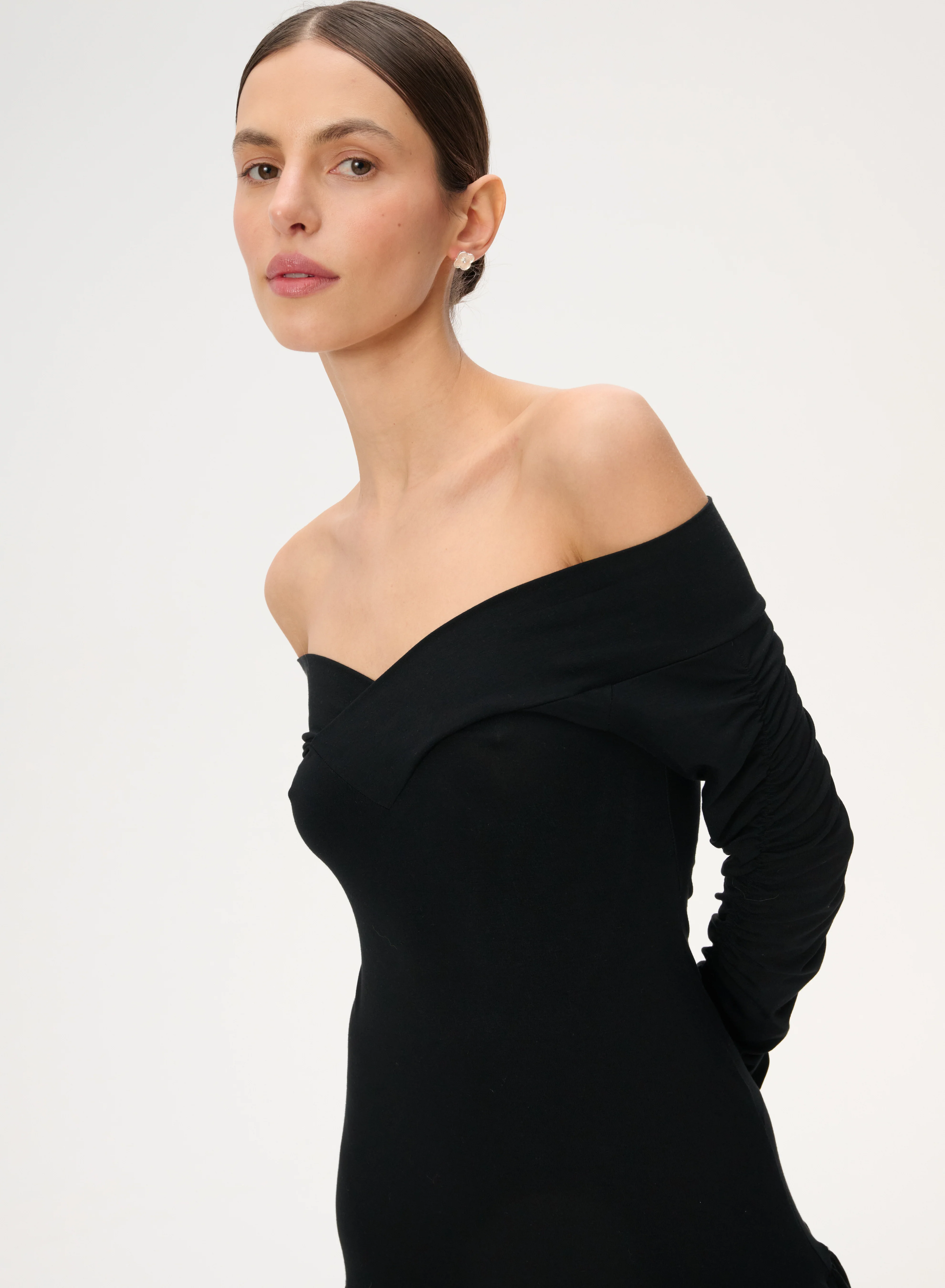 Sukienka off-shoulder z bambusowej dzianiny w kolorze czarnym - Portia - Image 3