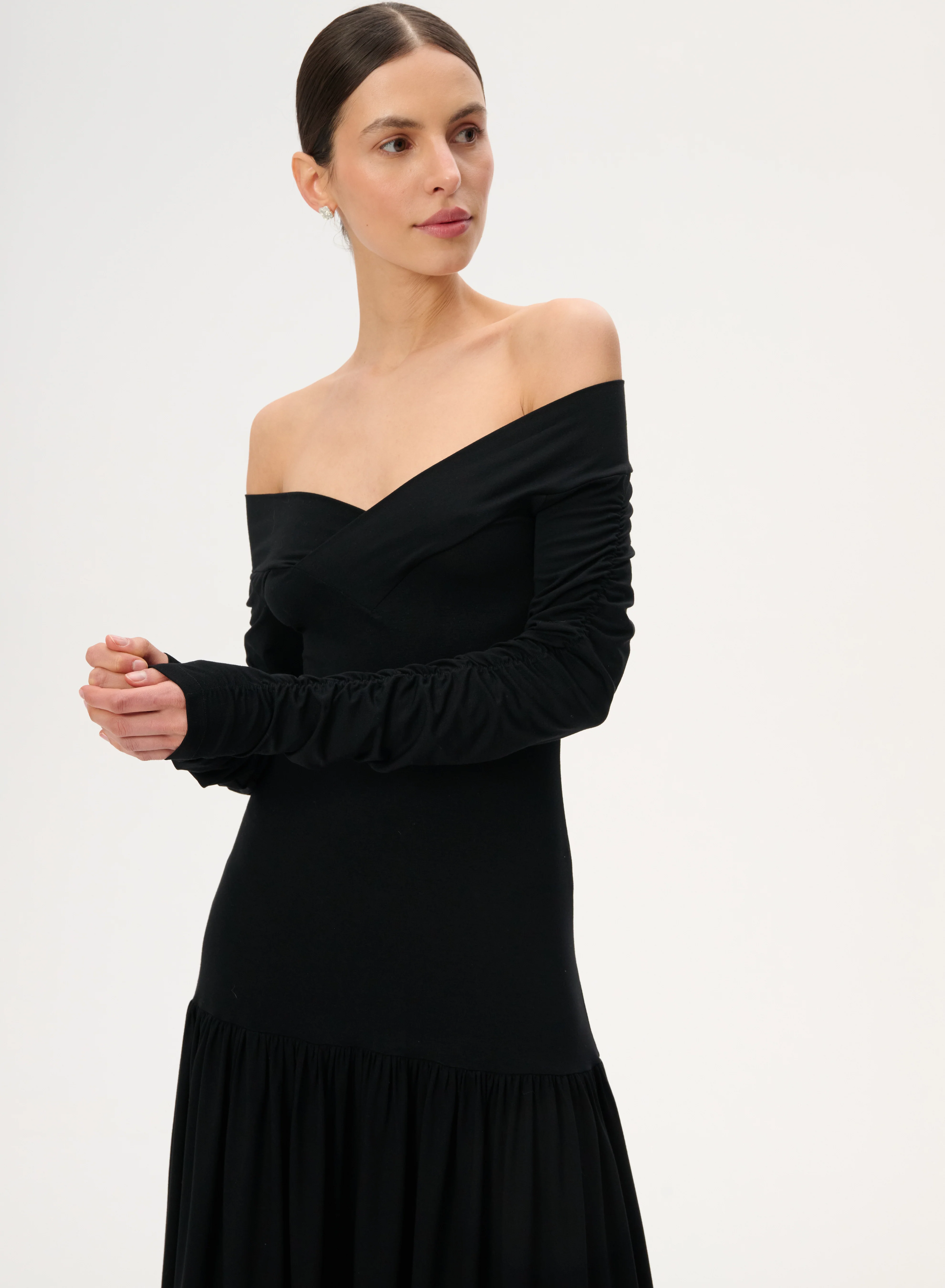 Sukienka off-shoulder z bambusowej dzianiny w kolorze czarnym - Portia - Image 4