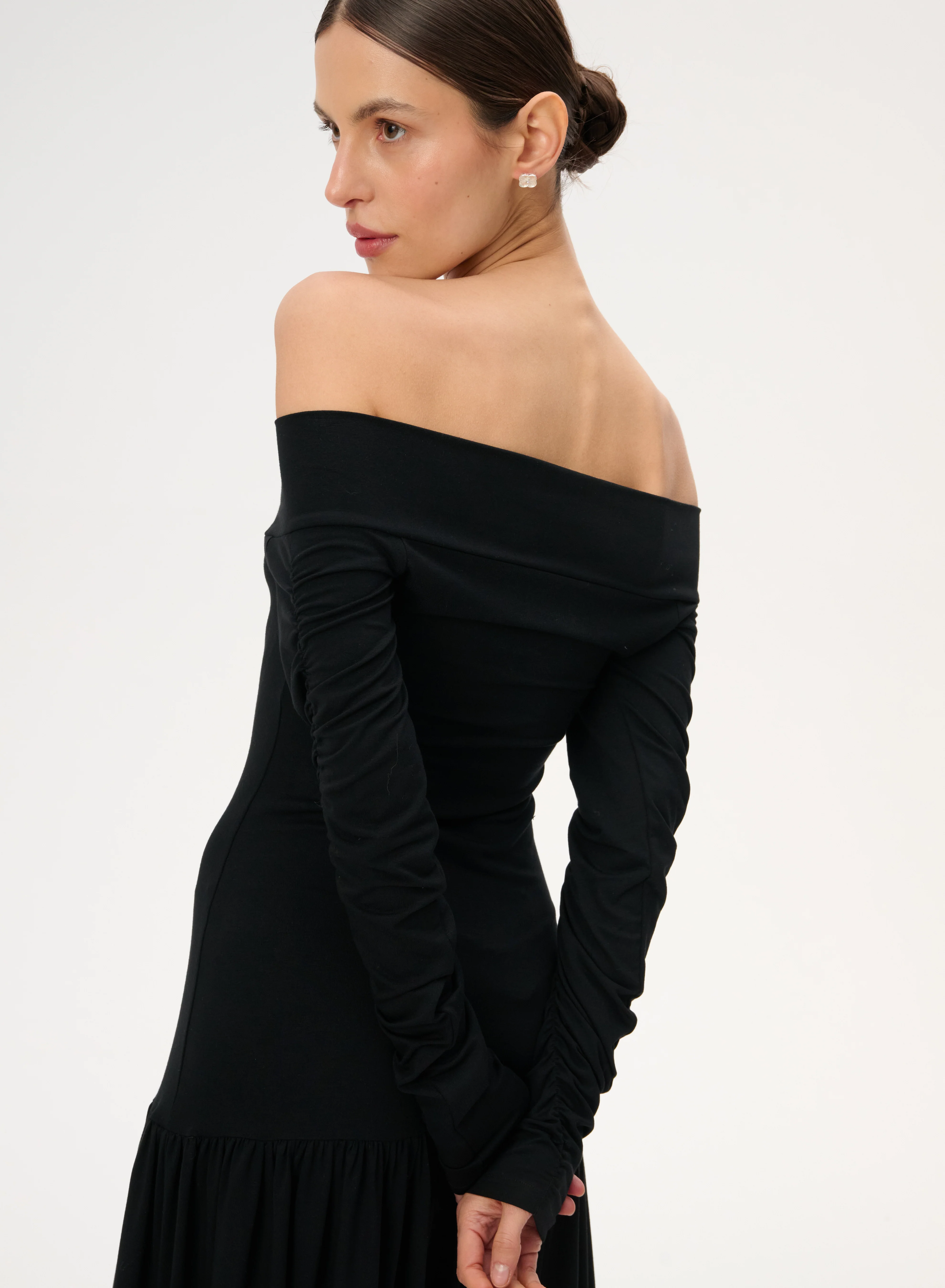 Sukienka off-shoulder z bambusowej dzianiny w kolorze czarnym - Portia - Image 5