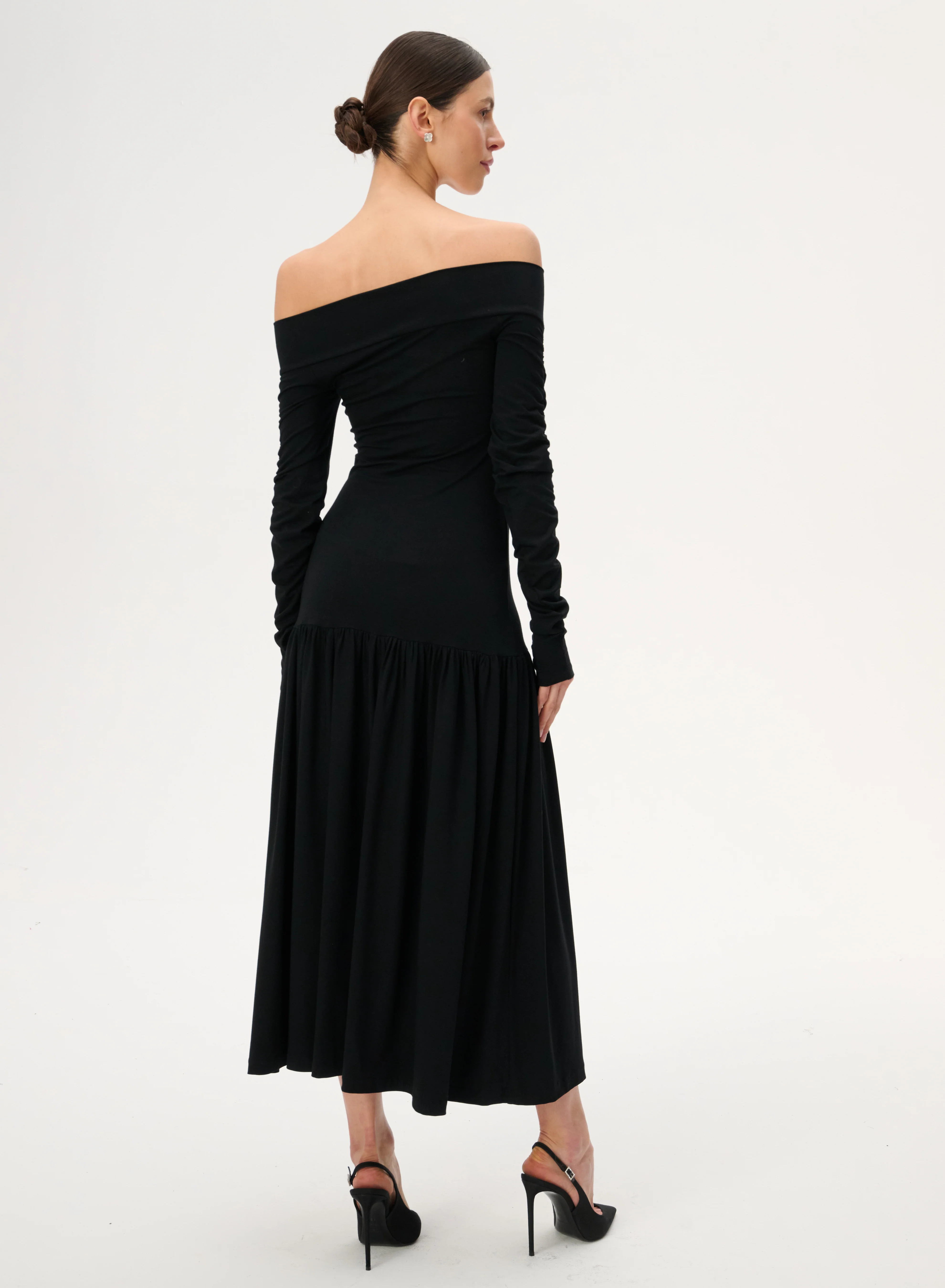 Sukienka off-shoulder z bambusowej dzianiny w kolorze czarnym - Portia - Image 6