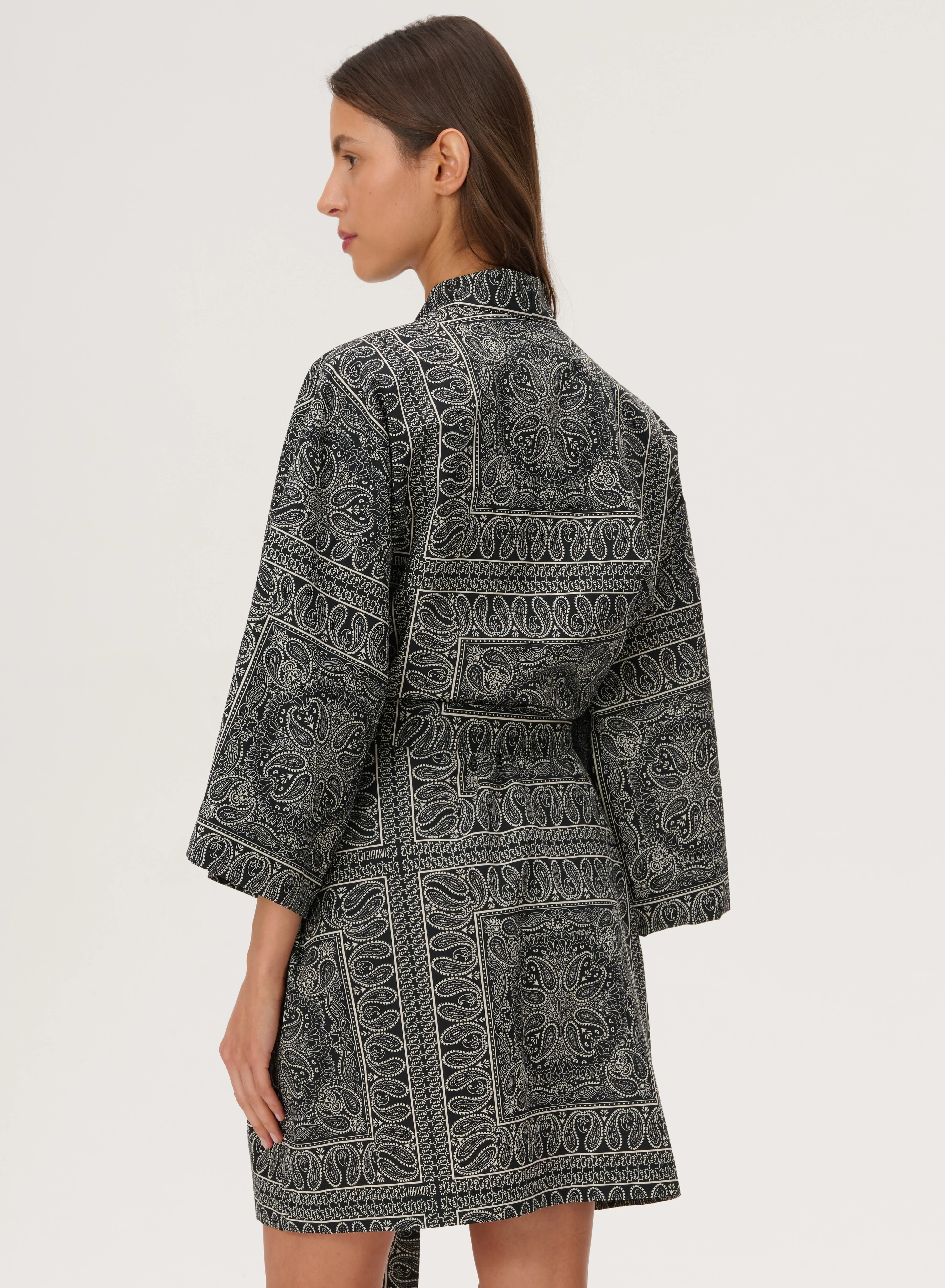 Kimono z bawełny we wzór bandany w kolorze czarnym - Liu - Image 3