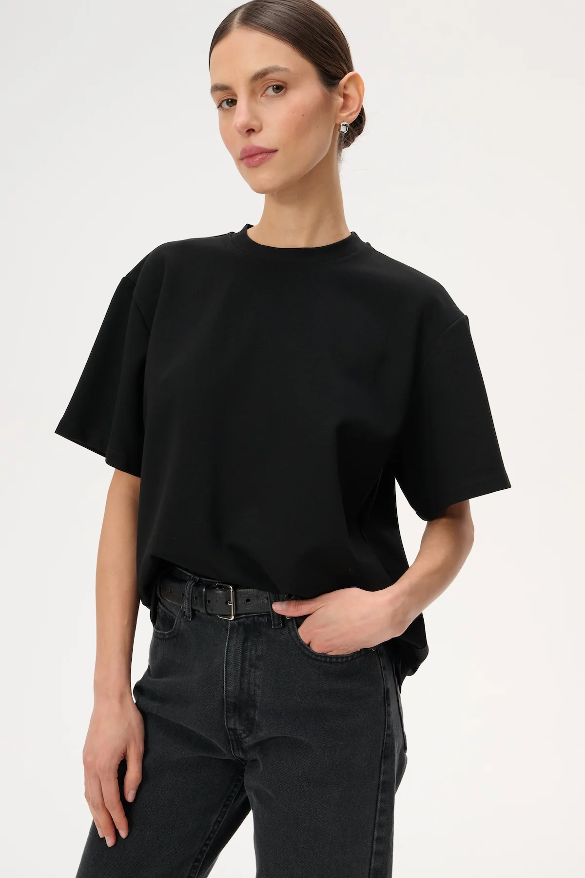 T-shirt o luźnym kroju w kolorze czarnym - Tate - Image 4